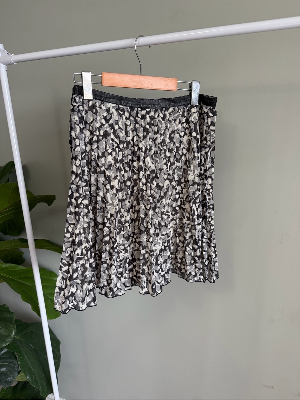 H&M Black and Gray Mini Accordian Pleated Skirt Size 8 - Picture 3 of 4